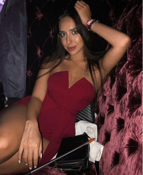 Девушки в обтягивающих платьях