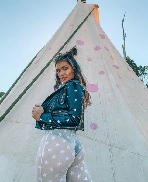 Девушки в откровенной одежде