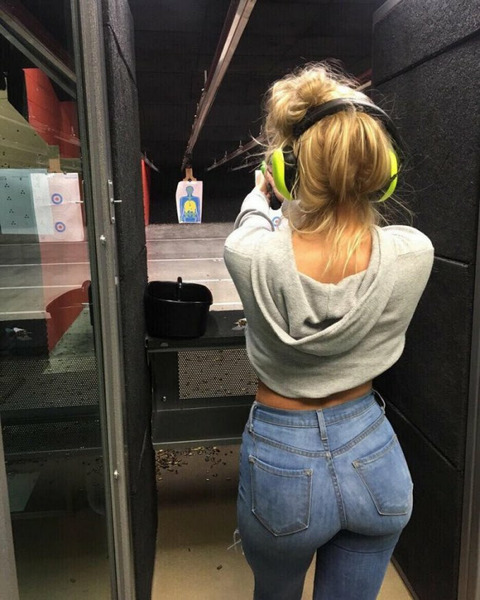 Девушки в джинсах и джинсовых шортиках