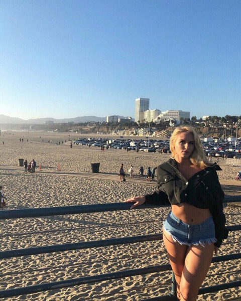 Девушки в джинсах и джинсовых шортиках