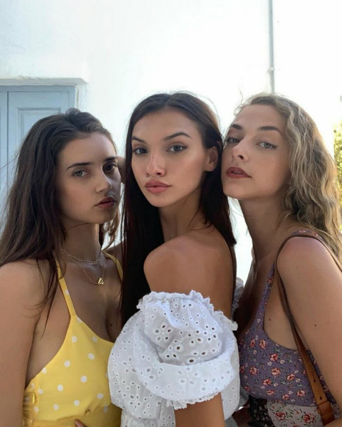 Девушки с подружками