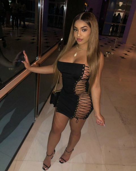 Девушки в обтягивающих платьях