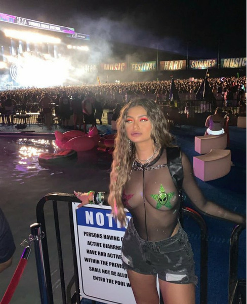 Девушки в откровенной одежде