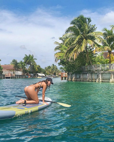 Девушки прогибают спинку