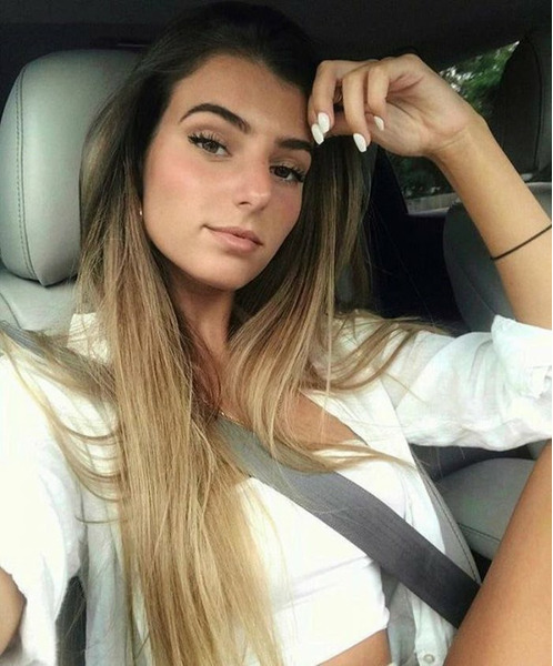 Девушки с ремнем безопасности