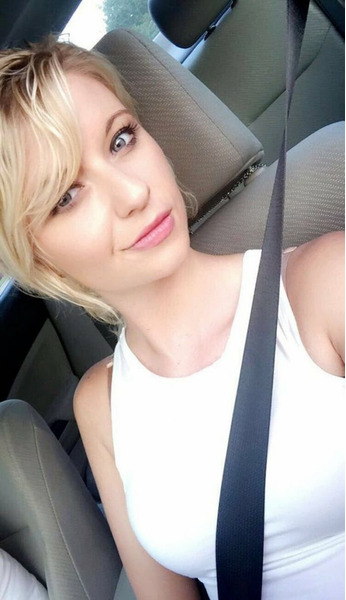 Девушки с ремнем безопасности