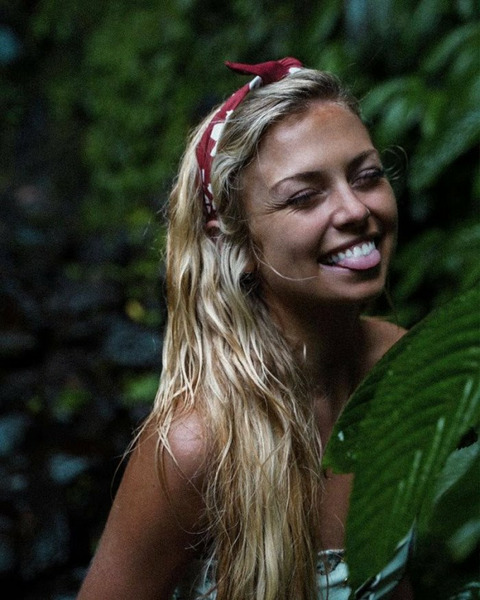 девушки показывают язык