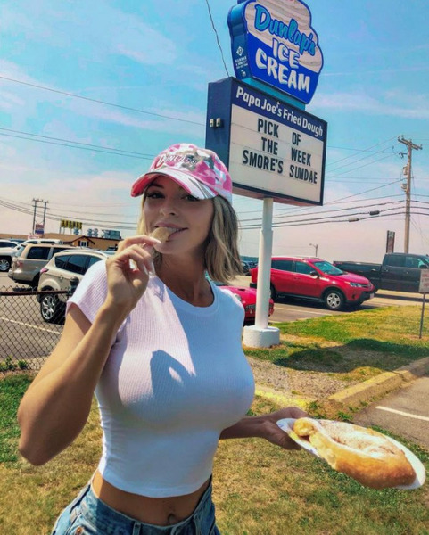 Девушки в белой одежде