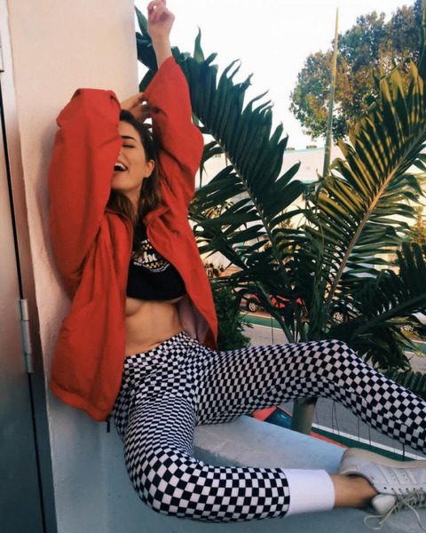 Девушки приоткрывают часть груди