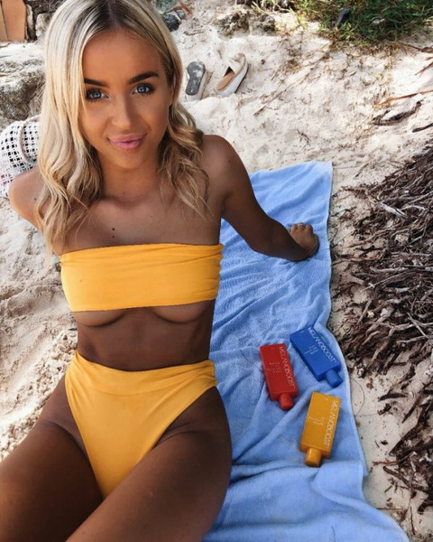 Девушки приоткрывают часть груди