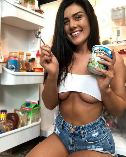 Девушки приоткрывают часть груди