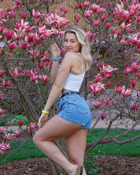 Девушки с красивой улыбкой