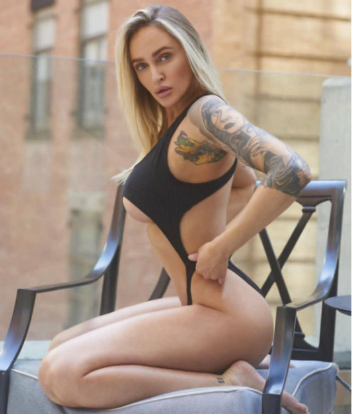 Девушки приоткрывают часть груди