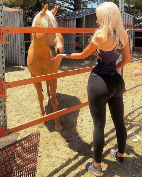 Девушки в спортивных штанах