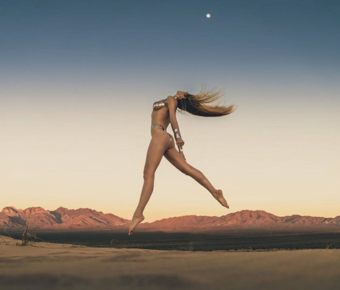 Девушки в купальниках из клейкой ленты