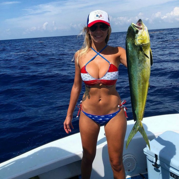 Девушки в бейсболках