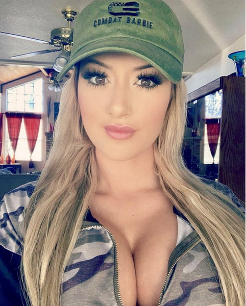 Девушки в бейсболках