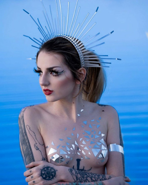 Девушки в купальниках из клейкой ленты