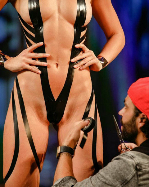 Девушки в купальниках из клейкой ленты