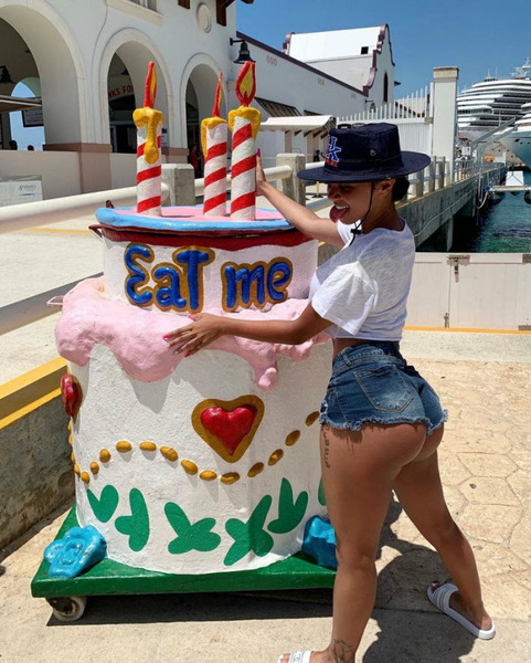 Девушки в джинсах и шортиках