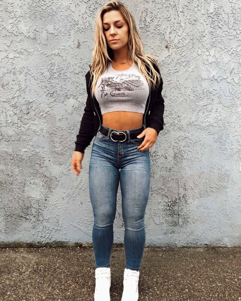 Девушки в джинсах и шортиках