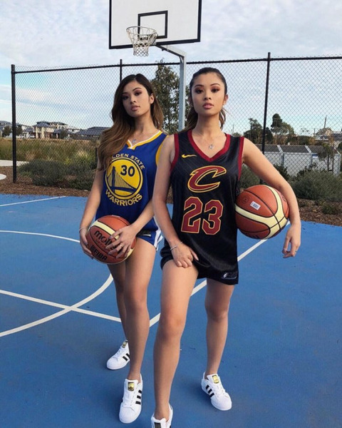 Девушки с подружками