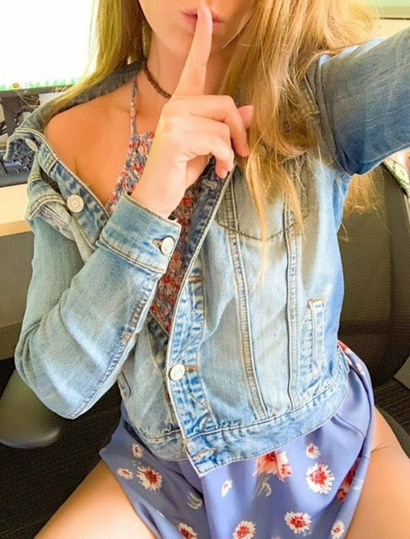 Девушки скучают на работе