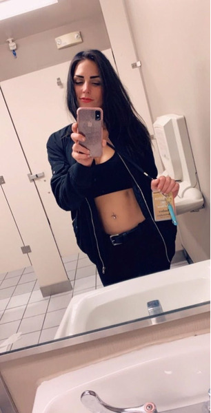 Девушки скучают на работе