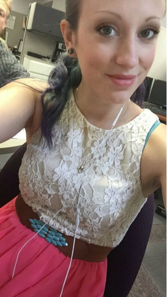 Девушки скучают на работе