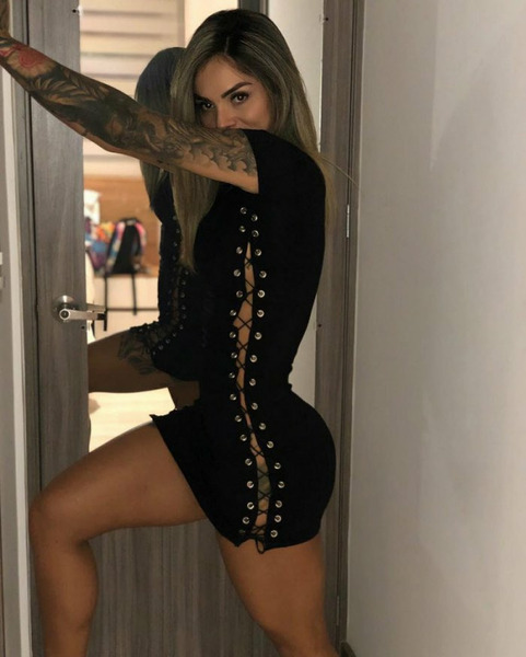 Девушки в обтягивающих платьях