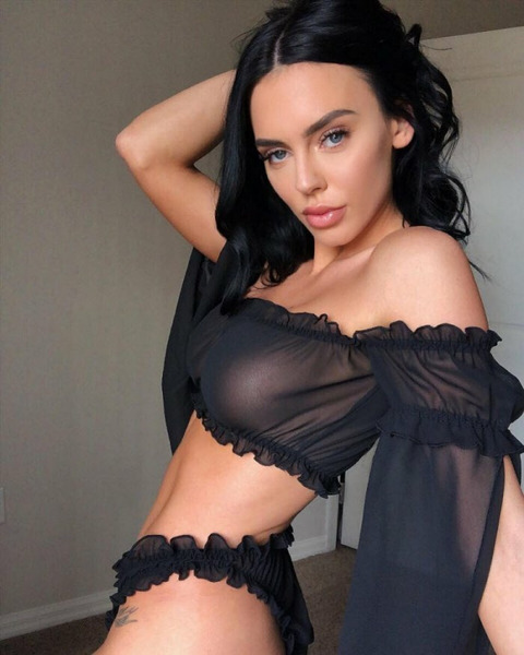 Девушки в одежде с сеточкой