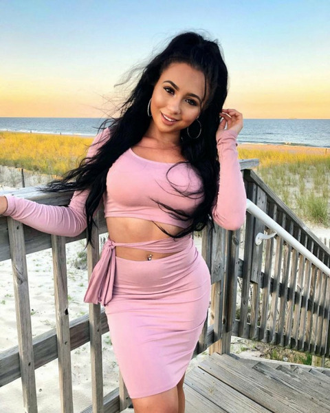 Девушки в платьях