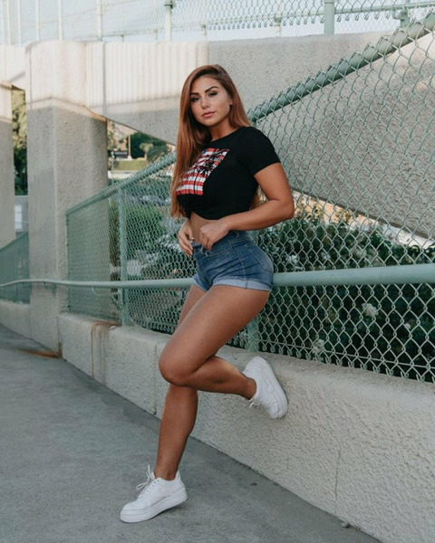 Девушки в джинсах и джинсовых шортиках