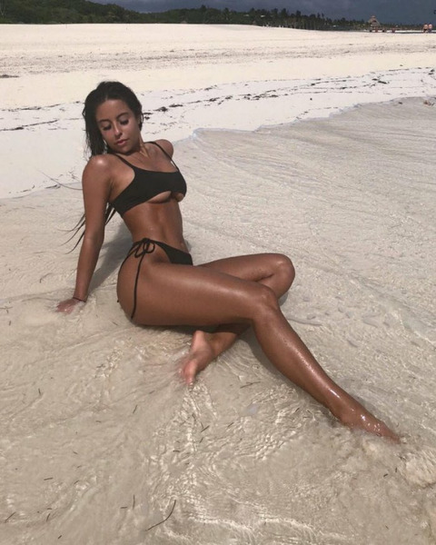 Девушки в купальниках