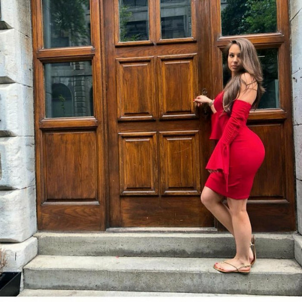 Девушки в обтягивающих платьях