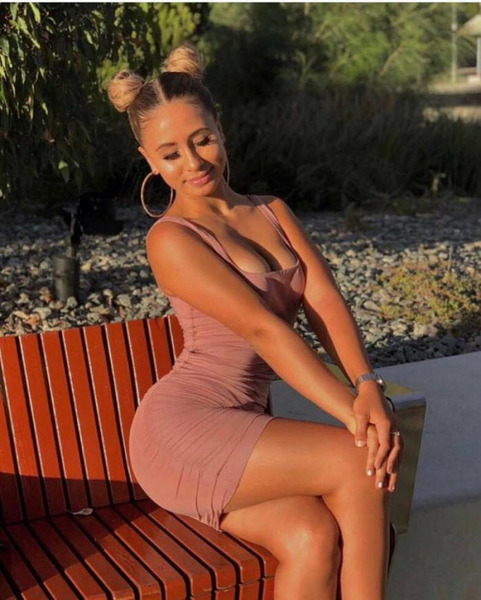 Девушки в обтягивающих платьях