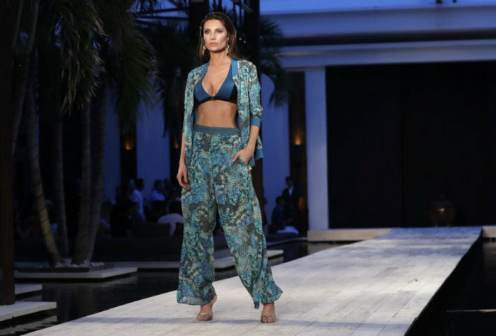 Красивые девушки в купальниках