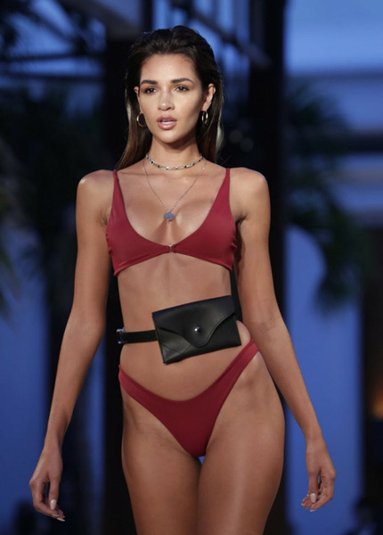 Красивые девушки в купальниках