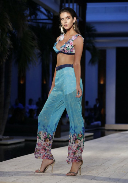 Красивые девушки в купальниках