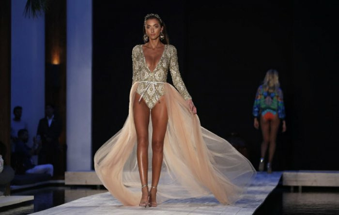 Красивые девушки в купальниках