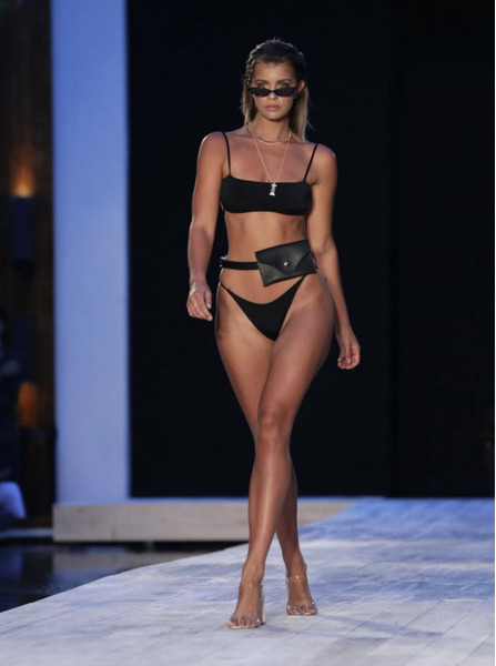 Красивые девушки в купальниках