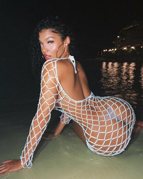 Девушки в одежде с сеточкой