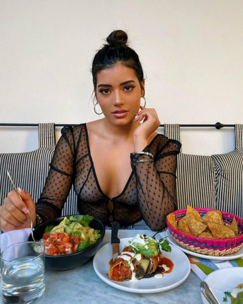 Девушки в одежде с сеточкой