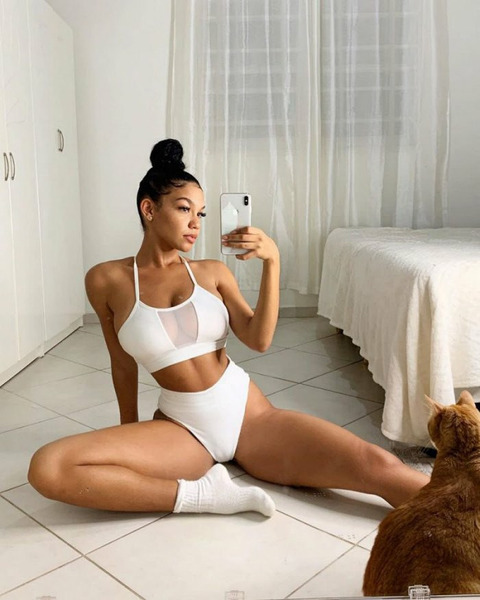 Девушки в одежде с сеточкой