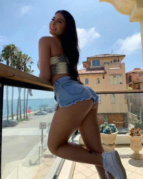 Девушки в джинсах и джинсовых шортах