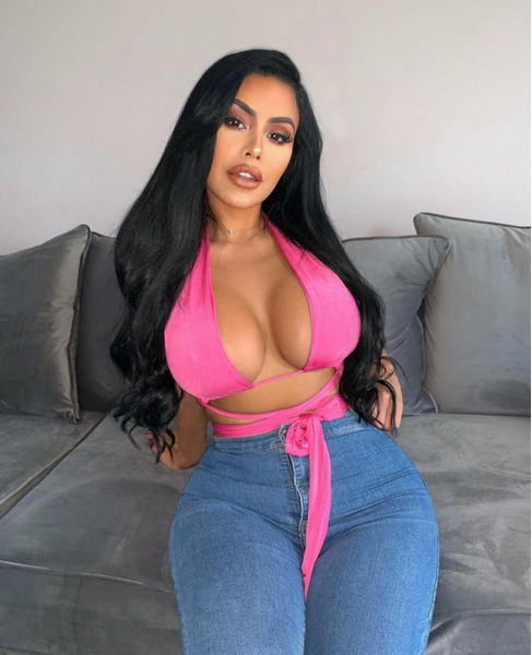 Девушки в джинсах и джинсовых шортах