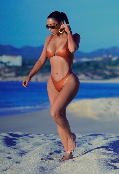 Ким Кардашьян на пляже в Мексике