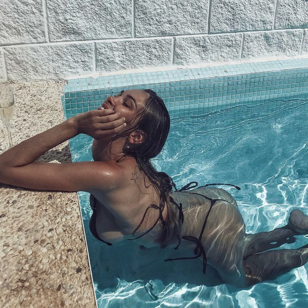 Девушки прогибают спинку