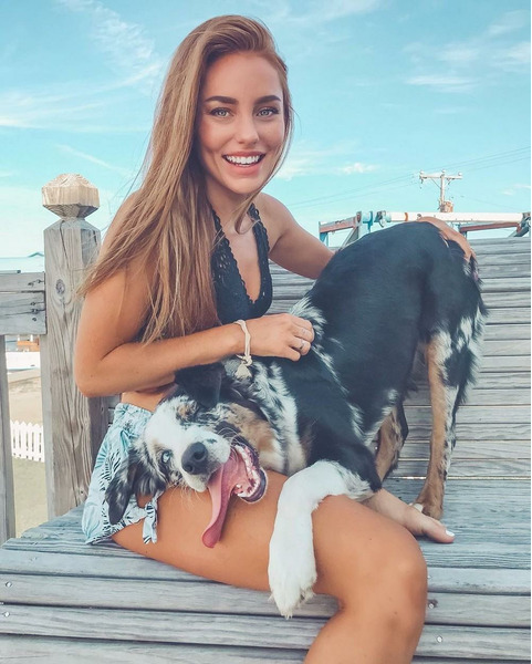 девушки с собаками