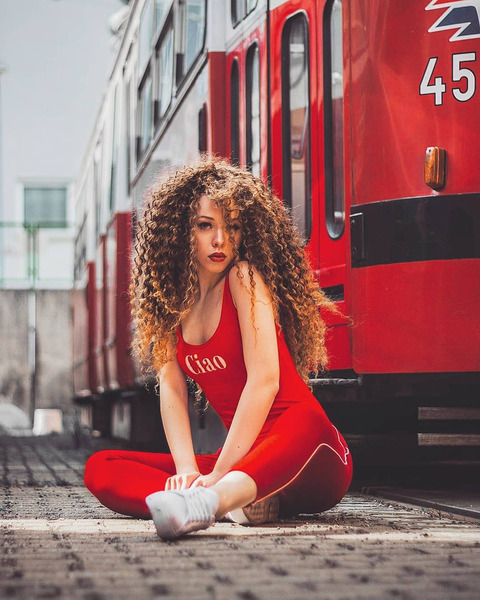 Девушки в красной одежде